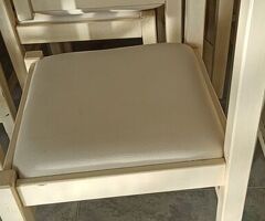 Sedia in legno con seduta ecopelle come nuove