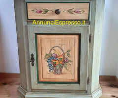 Comodino decorato a mano in abete