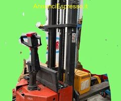 Carrello elevatoreper scaffalature BT 10 colorerosso