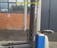 Carrello elevatoreper scaffalature BT 10 colorerosso